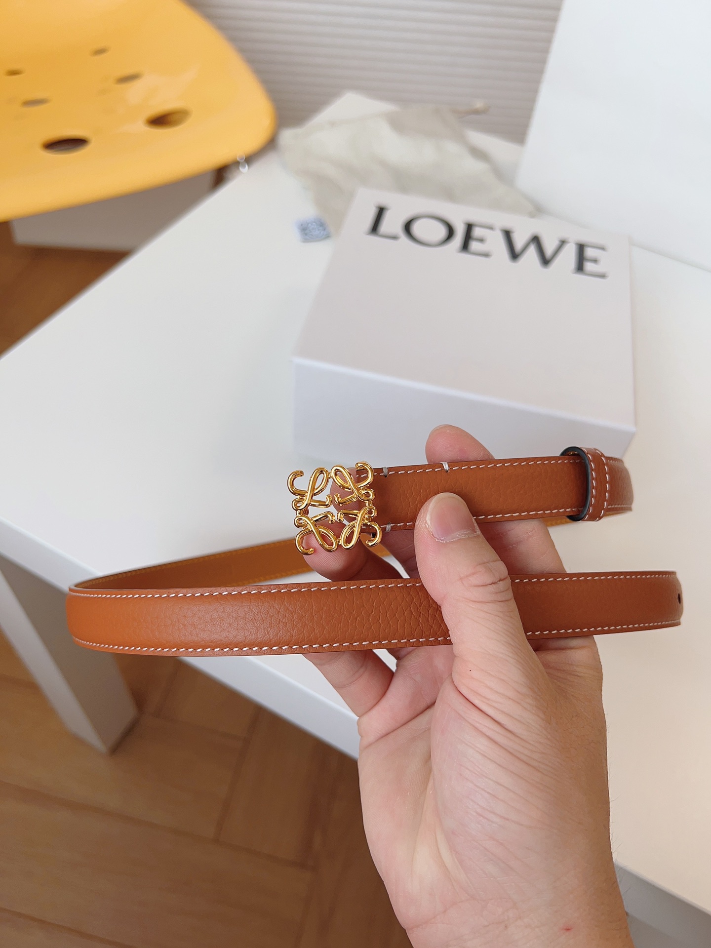 
Loewe 羅意威 經典粒面小牛皮，極簡風格的搭配，腰帶早已不是勒緊褲腰的工具，而是提升衣品，畫龍點睛的飾品；此款腰帶易搭配服飾。皮帶寬度：2.0cm