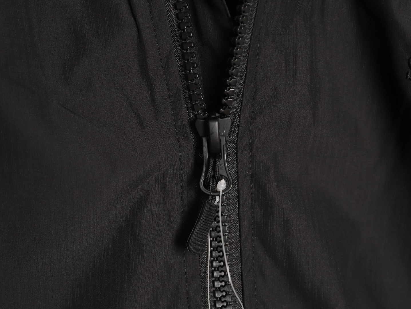 Stone Island/石頭島 24ss 手臂刺繡羅盤衝鋒衣外套
石頭島春季最熱單品 超級吸睛的一款衝鋒衣外套 一眼就能愛上 採用梭織防風防水面料 手感細膩順滑 寬松連帽的版型  水洗標一應俱全 細節滿滿的一款衝鋒衣 大廠代工 品質可靠 

-略帶復古感的機能衝鋒衣 城市徒步 戶外穿行都很出挑 男女都可以駕馭的一款潮流單品 
Color：黑色
A Size：S-XXL