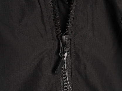 Stone Island/石頭島 24ss 手臂刺繡羅盤衝鋒衣外套
石頭島春季最熱單品 超級吸睛的一款衝鋒衣外套 一眼就能愛上 採用梭織防風防水面料 手感細膩順滑 寬松連帽的版型  水洗標一應俱全 細節滿滿的一款衝鋒衣 大廠代工 品質可靠 

-略帶復古感的機能衝鋒衣 城市徒步 戶外穿行都很出挑 男女都可以駕馭的一款潮流單品 
Color：黑色
A Size：S-XXL