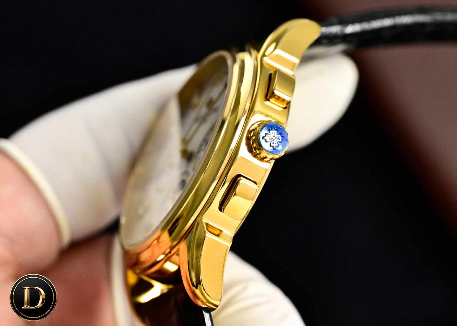 百達翡麗Patek Philippe驚艷登場，42毫米的表徑適配大眾男性手寸，非常商務可亦‬休閒。整表表殼手工雕刻花紋，視覺衝擊力強，令人過目不忘，實物質感更加優美。     
1⃣️搭配進口9100多功能機芯【非市場普通國產機芯】（零返修）功能（24小時,星期/星辰/月份）此腕表擁有38-48小時動力儲備.
2⃣️進口316L精鋼，採用18k品質爐內真空電鍍！
3⃣️搭配獨家定制方形鱗紋牛皮錶帶
4⃣️耐磨防刮藍寶石玻璃鏡面！
5⃣️30米生活防水等級.
百達翡麗（Patek Philippe） 簡