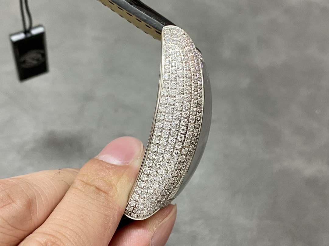 ABF 最新款頂級復刻 法蘭克穆勒 陀飛輪腕表 25鑽鏤空陀飛輪 限量版 歷時一年研發機芯 
1 1:1 超級復刻原裝複雜鏤空機芯 細節完美到位 打造正品機芯獨具的雙發條盒
2超長72小時動力儲存 告別每天手動上鏈 高端玩家的定制款
3 千錘百鍊 316L精鋼表殼 拉絲拋光 提供兩種表殼選擇 跟專櫃VVIP一樣訂制喜好服務 超薄表殼 彎曲弧度 更加貼合手腕 佩戴舒適
4高成本超清拱形藍寶石水晶玻璃 超強通透 防刮耐磨
5純正進口意大利小牛皮 手感品質一流 防水透氣 
6瑞士工程師 原版機芯拆解 一比一甲