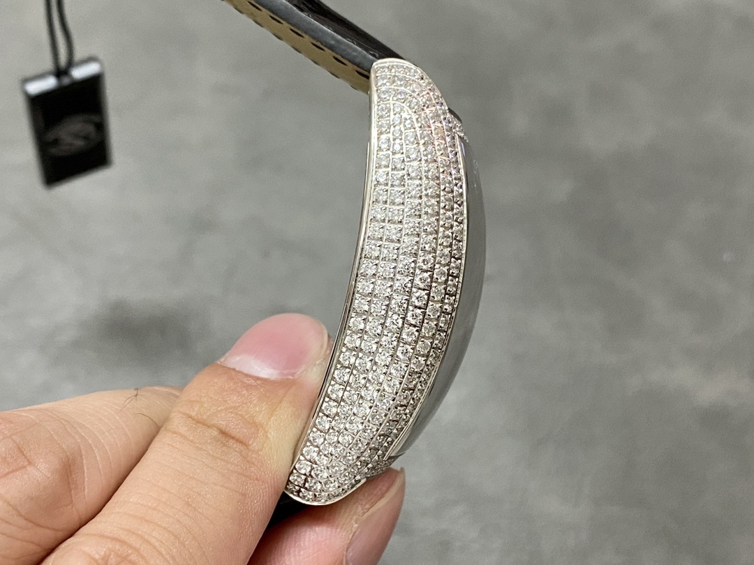 ABF 最新款頂級復刻 法蘭克穆勒 陀飛輪腕表 25鑽鏤空陀飛輪 限量版 歷時一年研發機芯 
1 1:1 超級復刻原裝複雜鏤空機芯 細節完美到位 打造正品機芯獨具的雙發條盒
2超長72小時動力儲存 告別每天手動上鏈 高端玩家的定制款
3 千錘百鍊 316L精鋼表殼 拉絲拋光 提供兩種表殼選擇 跟專櫃VVIP一樣訂制喜好服務 超薄表殼 彎曲弧度 更加貼合手腕 佩戴舒適
4高成本超清拱形藍寶石水晶玻璃 超強通透 防刮耐磨
5純正進口意大利小牛皮 手感品質一流 防水透氣 
6瑞士工程師 原版機芯拆解 一比一甲