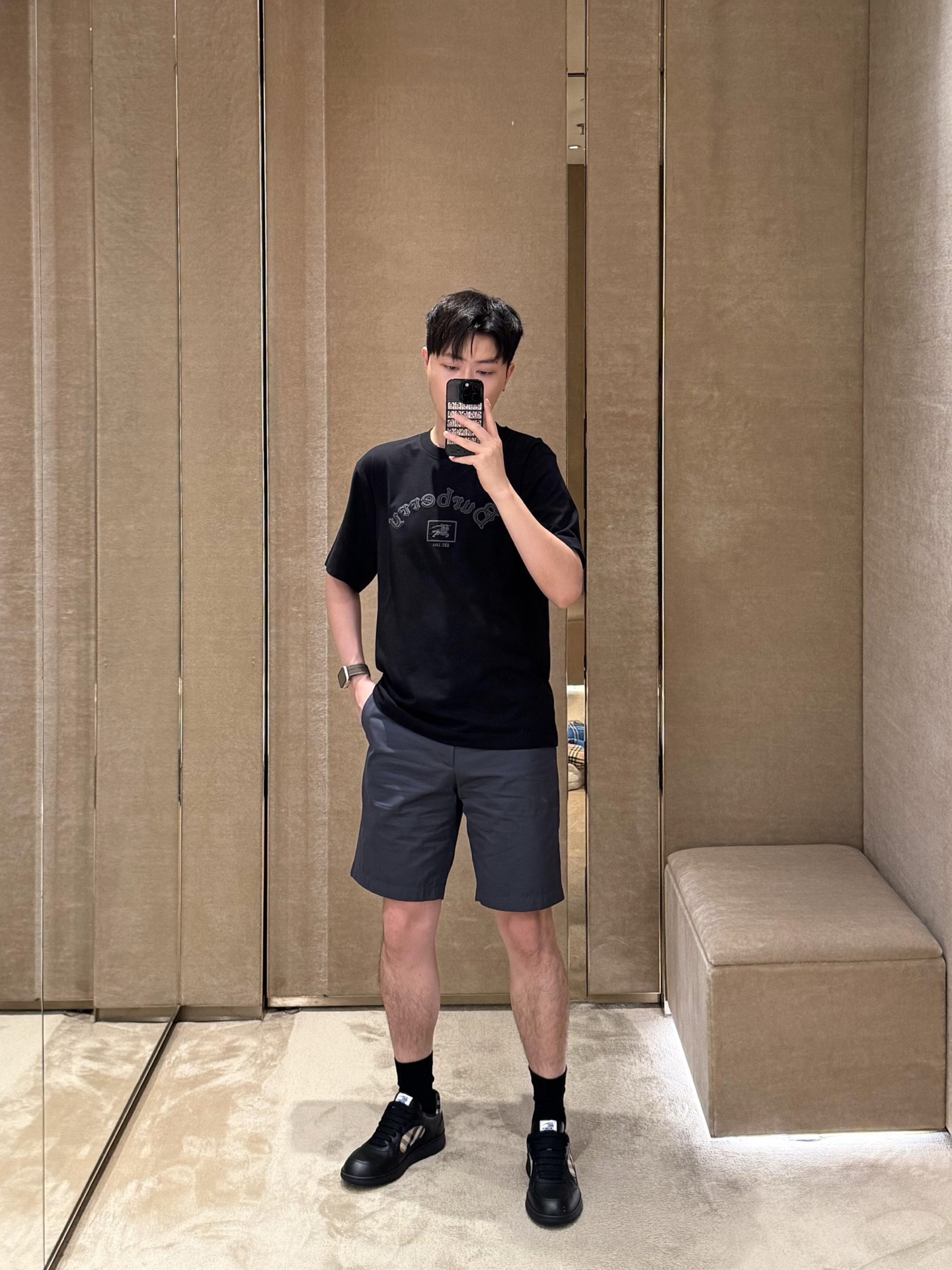 🔝BURBERRY巴寶莉BBR 哥特體刺繡短袖T恤
正品4550購入，100%洗後維斯棉235克，舒彈羅紋285克，進口刺繡，面料酵洗，定制1：1商標，寬松版型
B Size：S-XL