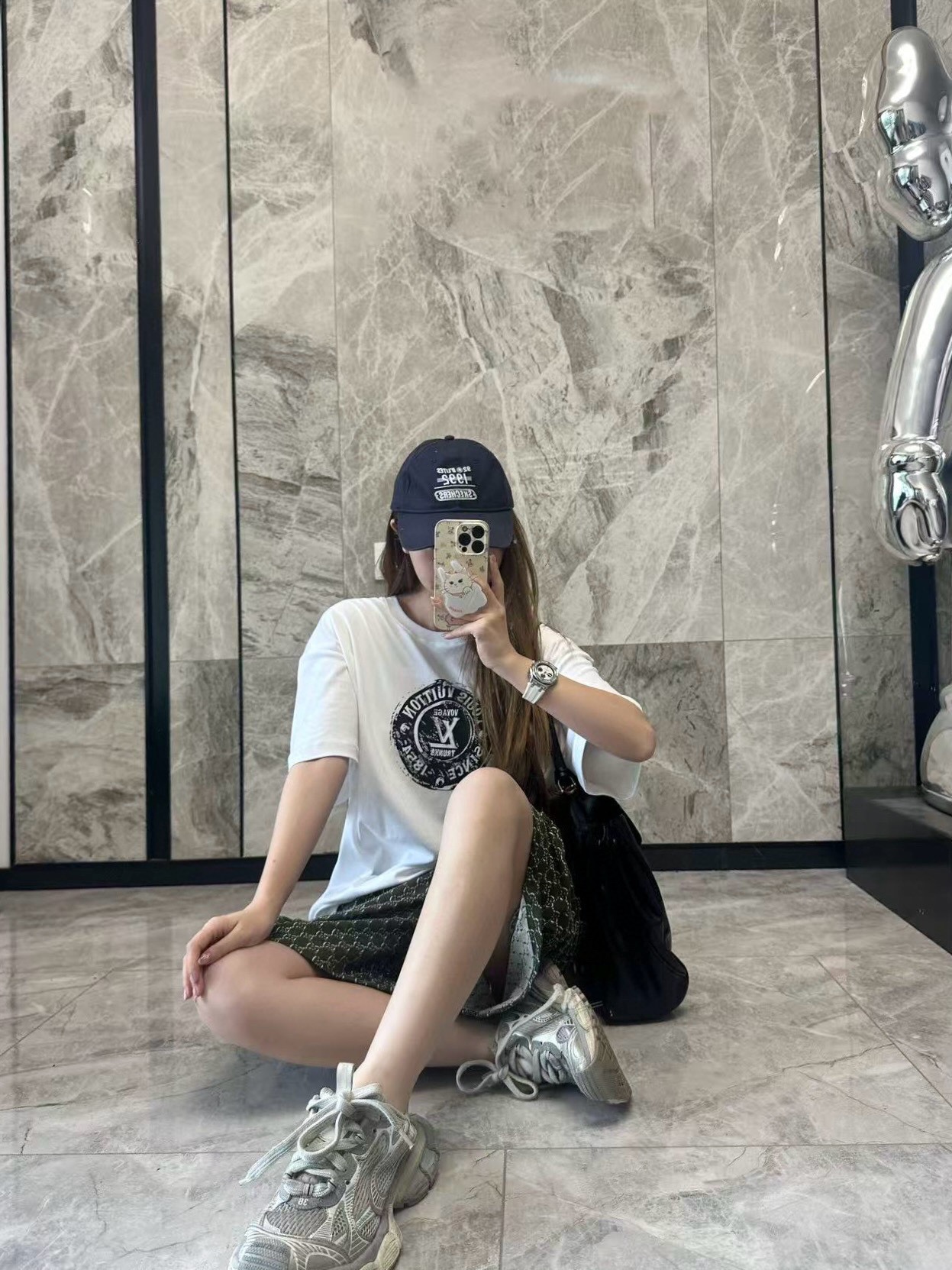 Louis Vuitton/路易威登 25ss 印章logo印花短袖
本款T恤以柔軟透氣的棉質針織裁出休閒廓形。胸前印章點綴多樣路易經典元素，涵蓋品牌創始年份，歌頌品牌的旅行與制箱傳承。

面料紗線支數為60支，屬於高支棉紗紗線細膩柔軟。單股結構使面料更輕盈透氣，雙面針織工藝，正反面紋理一致，面料結構緊密，彈性較好不易卷邊，觸感細膩適合貼身穿著。

TPU光油印花工藝，這是一種結合功能性材料與視覺效果的先進印花技術，尤其適用於提升面料的高端質感。印花用於增加光澤、立體感和特殊觸感，用於設計獨特