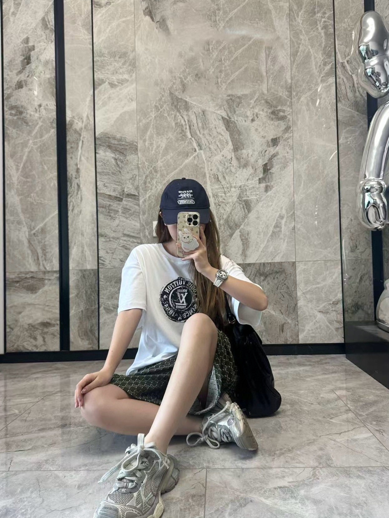 Louis Vuitton/路易威登 25ss 印章logo印花短袖
本款T恤以柔軟透氣的棉質針織裁出休閒廓形。胸前印章點綴多樣路易經典元素，涵蓋品牌創始年份，歌頌品牌的旅行與制箱傳承。

面料紗線支數為60支，屬於高支棉紗紗線細膩柔軟。單股結構使面料更輕盈透氣，雙面針織工藝，正反面紋理一致，面料結構緊密，彈性較好不易卷邊，觸感細膩適合貼身穿著。

TPU光油印花工藝，這是一種結合功能性材料與視覺效果的先進印花技術，尤其適用於提升面料的高端質感。印花用於增加光澤、立體感和特殊觸感，用於設計獨特