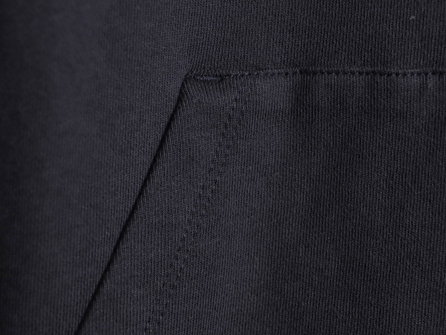 🔝FENDI芬迪FD 藍字母刺繡連帽衛衣
選用100%棉為基底編織而成的單面魚鱗布面料，正面為平滑的針織面，觸膚面通過針織機的浮線編織技術形成立體的毛圈，增加蓬松感， 同時觸感細膩。毛圈結構吸水量大且蒸發快，經過預縮處理之後，縮水率低於2%，確保成衣尺寸穩定。深藍色染整採用活性染料，色澤濃郁飽滿，多次洗滌不易褪色。
胸前“FENDI Flower”圖案採用日本田島繡花機精密刺繡，融合多色漸變與立體肌理，呈現獨特的水彩效果。字母與花朵圖案使用不同深淺的藍白漸變繡線，從淺藍到靛藍自然過渡，