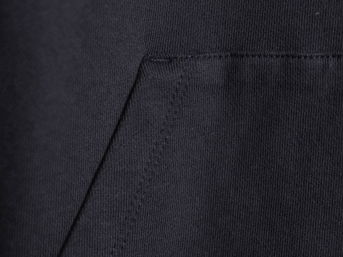 🔝FENDI芬迪FD 藍字母刺繡連帽衛衣
選用100%棉為基底編織而成的單面魚鱗布面料，正面為平滑的針織面，觸膚面通過針織機的浮線編織技術形成立體的毛圈，增加蓬松感， 同時觸感細膩。毛圈結構吸水量大且蒸發快，經過預縮處理之後，縮水率低於2%，確保成衣尺寸穩定。深藍色染整採用活性染料，色澤濃郁飽滿，多次洗滌不易褪色。
胸前“FENDI Flower”圖案採用日本田島繡花機精密刺繡，融合多色漸變與立體肌理，呈現獨特的水彩效果。字母與花朵圖案使用不同深淺的藍白漸變繡線，從淺藍到靛藍自然過渡，