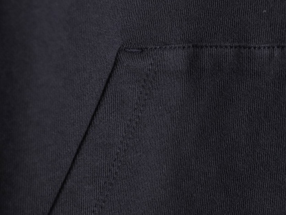 🔝FENDI芬迪FD 藍字母刺繡連帽衛衣
選用100%棉為基底編織而成的單面魚鱗布面料，正面為平滑的針織面，觸膚面通過針織機的浮線編織技術形成立體的毛圈，增加蓬松感， 同時觸感細膩。毛圈結構吸水量大且蒸發快，經過預縮處理之後，縮水率低於2%，確保成衣尺寸穩定。深藍色染整採用活性染料，色澤濃郁飽滿，多次洗滌不易褪色。
胸前“FENDI Flower”圖案採用日本田島繡花機精密刺繡，融合多色漸變與立體肌理，呈現獨特的水彩效果。字母與花朵圖案使用不同深淺的藍白漸變繡線，從淺藍到靛藍自然過渡，