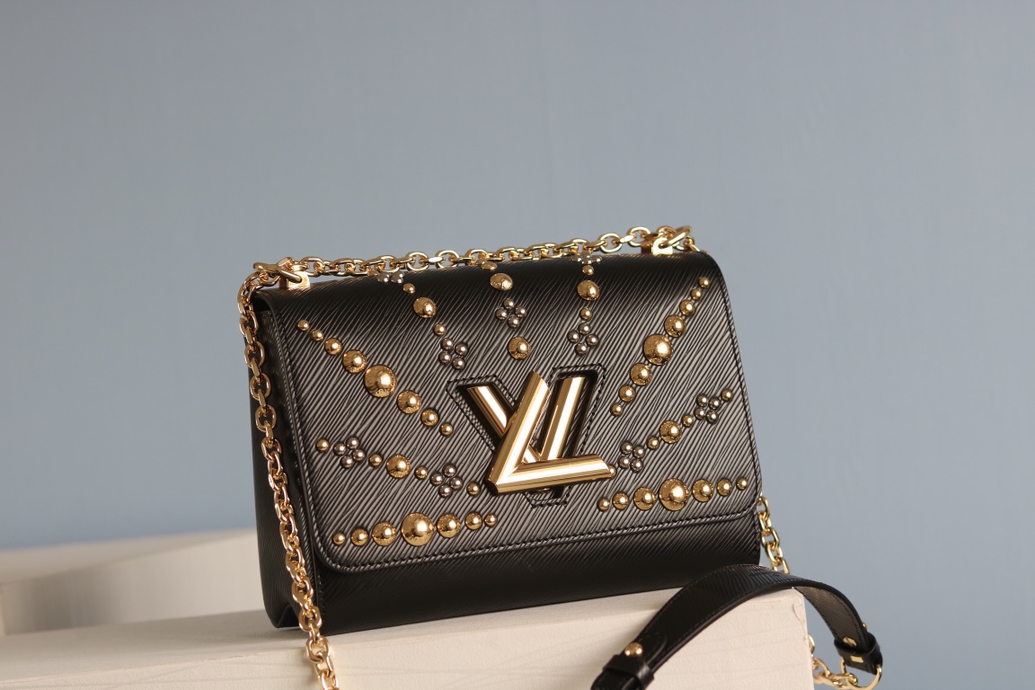 原版品質50306/50280/50282 原版中號[玫瑰]貨比三家，請認准內碼：0088[太陽][太陽]LV最新最火款Twist Denim出貨了💃此款Twist中號手袋飾有由刻有圖案的花形金色與銀色鉚釘組成的旭日花紋，與巴黎芳登廣場路易威登旗艦店前的巨型太陽雕像遙相呼應。由Epi皮革裁制而成，打造優雅晚裝造型的珍貴之選。 外型小巧，別緻的弧形底座增加了手袋容量[強]可調節鏈條適合斜跨或優雅的肩背[強]中號尺寸:23*18*8cm