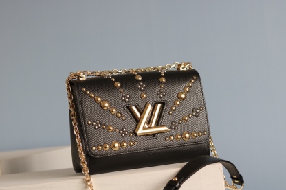 原版品質50306/50280/50282 原版中號[玫瑰]貨比三家，請認准內碼：0088[太陽][太陽]LV最新最火款Twist Denim出貨了💃此款Twist中號手袋飾有由刻有圖案的花形金色與銀色鉚釘組成的旭日花紋，與巴黎芳登廣場路易威登旗艦店前的巨型太陽雕像遙相呼應。由Epi皮革裁制而成，打造優雅晚裝造型的珍貴之選。 外型小巧，別緻的弧形底座增加了手袋容量[強]可調節鏈條適合斜跨或優雅的肩背[強]中號尺寸:23*18*8cm