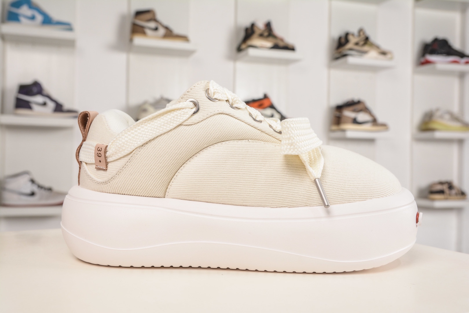 𝐒𝐦𝐢𝐥𝐞𝐫𝐞𝐩𝐮𝐛𝐥𝐢𝐜 SMI 開口笑麵包鞋系列 軟fufu的帆布鞋面透氣不悶腳，暴走一天也不累。5cm的雲朵厚底，悄悄拉長腿部線條，小個子秒變九頭身比例，視覺增高又完全不笨重。
尺碼：35 36 37 38 39 40 41 42 43 44