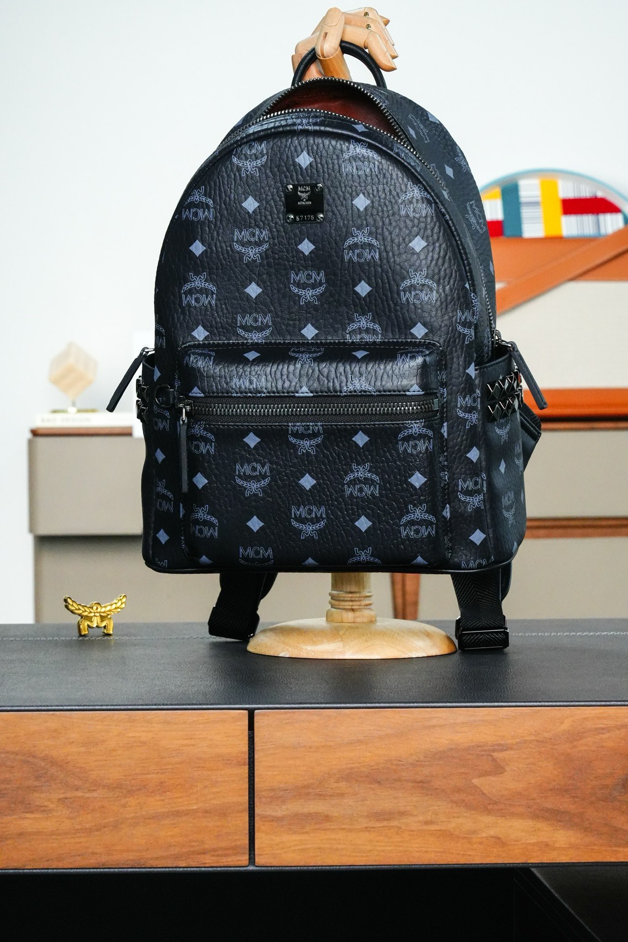 ⚠️®全新升级®𝙈𝘾𝙈 𝙎𝙩𝙖𝙚𝙠 𝙑𝙞𝙨𝙚𝙩𝙤𝙨
实拍黑色小号#铆钉双肩包老花满印黑色标志性的 Visetos 黑色涂层 # 结构化设计拥有宽敞的内部空间和金字塔形铆钉饰边 造型风格前卫 # 男女同款包 # 背包里的黑酷天花板