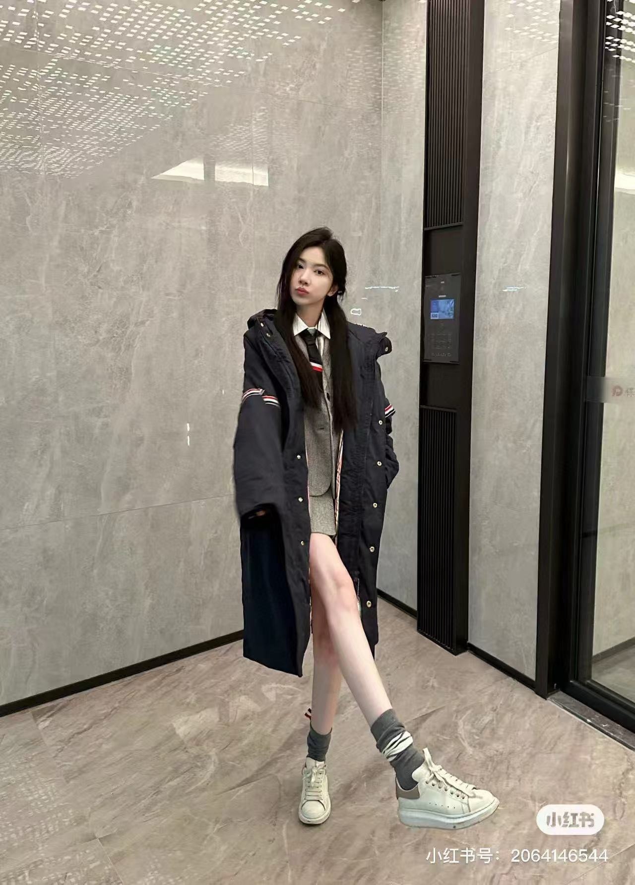 Thom Browne/湯姆布朗 袖標織帶長款羽絨服
採用進口90鴨絨填充 內外里加雙層內膽不會跑毛 高密度防風抗寒功能性面料 手感柔軟舒適  工藝更是精湛 嚴防鑽絨 採用國際先進的真空充絨技術 增加空氣隔層 不損傷羽線 能保持羽原有的柔軟性、彈性及手感 將羽絨的保暖性發揮到最佳！
N Size :1-3