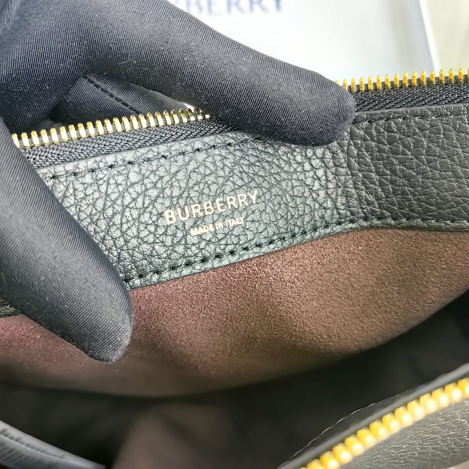5531#，小號，柔軟立挺包款，選用粒紋小牛皮面料打造。肩背帶設有掛扣，靈感來自馬術騎士徽標（EKD），可調節打造肩背包和托特包造型。
可調式皮革肩背帶
拉鍊開合
手繪塗漆邊緣
拉絲金屬配件
24 x 8 x 23cm.