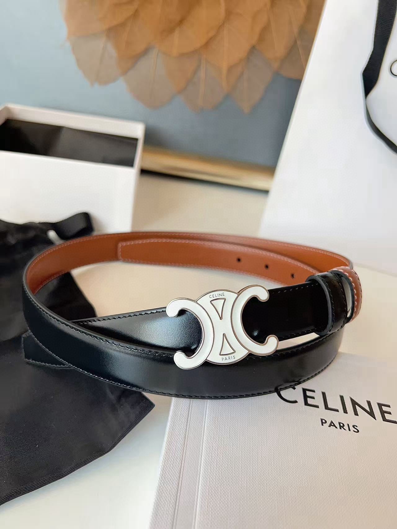 CÉLINE  凱旋門家新款ALIX 中號25毫米雙面腰帶
這款採用牛皮革，滴膠飾面，可拆卸橢圓形搭扣，雙面腰帶，TRIOMPHE雙面飾釘.
寬度：2.5cm