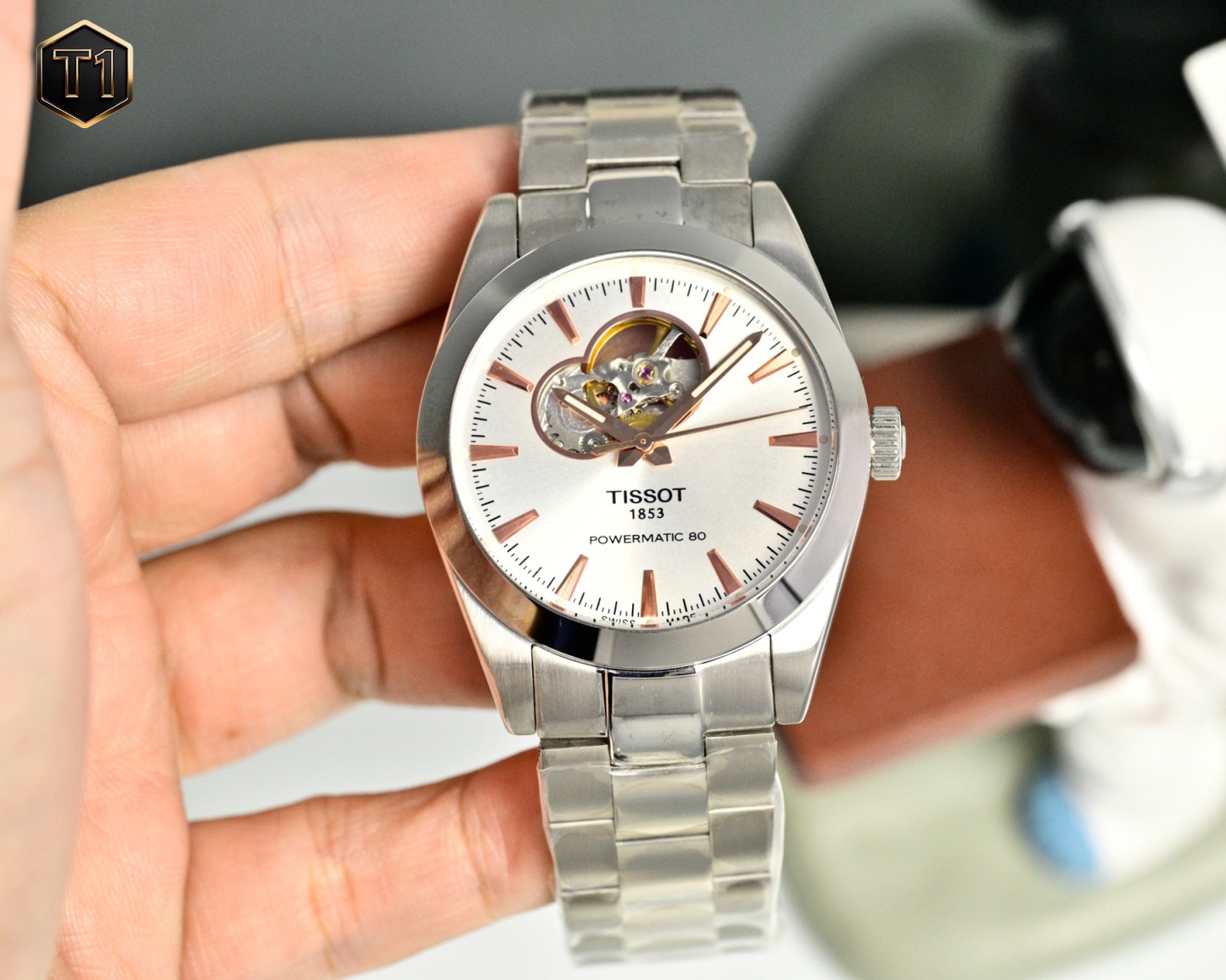 
獨家新款上，天梭T127風度系列男表，😎
搭配c07機械機芯❗️❕極簡主義風格為現代男士，打造時尚硬朗獨特風格，簡約復古優雅的百搭款式面對任何場合，接人張弛有度簡約時標搭配深邃黑盤彰顯低調儒雅風範，錶盤40mm♻️♻️原單三碼合一
商務紳士時尚運動風格皆無拘束。進口藍寶石玻璃精鋼螺紋 ，歡迎下單👌🔥