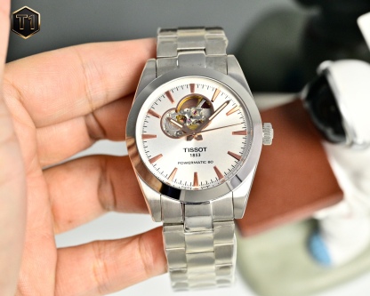 
獨家新款上，天梭T127風度系列男表，😎
搭配c07機械機芯❗️❕極簡主義風格為現代男士，打造時尚硬朗獨特風格，簡約復古優雅的百搭款式面對任何場合，接人張弛有度簡約時標搭配深邃黑盤彰顯低調儒雅風範，錶盤40mm♻️♻️原單三碼合一
商務紳士時尚運動風格皆無拘束。進口藍寶石玻璃精鋼螺紋 ，歡迎下單👌🔥