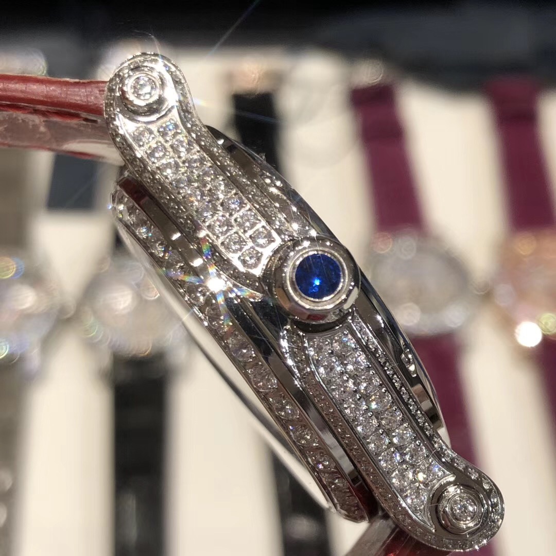 （NL）2025最新款滿天星   原裝搭配美洲鰐魚錶帶 搭配原莊進口日本9015機芯 蕭邦（HAPPY DIAMONDS）作為蕭邦最暢銷的系列一直以細膩的手法詮釋蕭邦標誌性靈動鑽石的概念，此系列作品柔美而時尚，都說男戴萬國女戴蕭邦 有金（進）有鑽（賺）寓意也很好。錶盤內的鑽石滾珠可自由滑行轉動，時來運轉 財運滾滾，讓每一位女性都以最迷人的造型驚艷世人。 這次給大家帶來的蕭邦快樂鑽系列 這次給大家帶來的蕭邦快樂鑽系列 是肖邦旗下最具代表性的腕表 最有特色的夾層玻璃的7顆，7顆鑽石產生自旋 猶如舞蹈