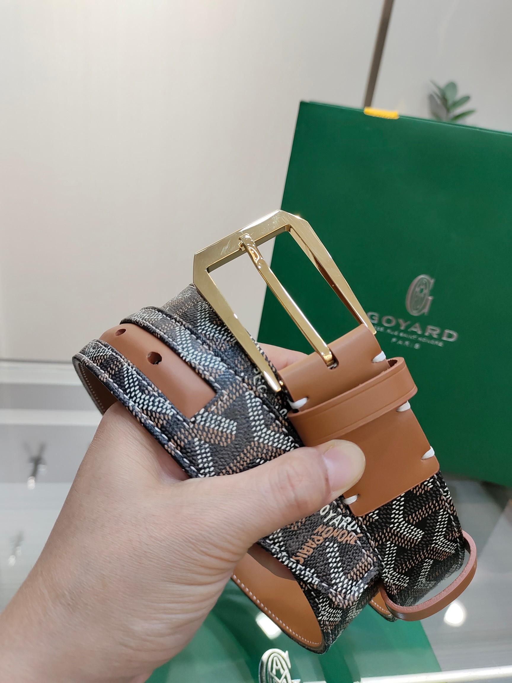 
Goyard(戈雅)腰帶源於法國奢侈品牌，設計風格簡約低調，腰帶身有標誌性帆布搭配進口頭層牛皮，腰帶扣採用簡約精品鋼扣，延續品牌的低調奢華，帶身寬度3.4CM，適用商務休閒日常佩戴。