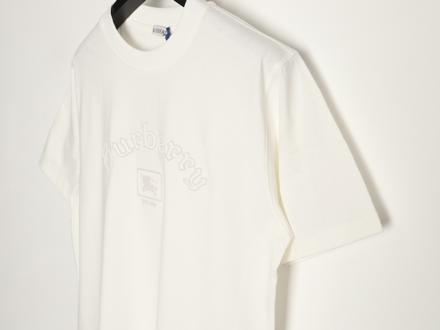 🔝BURBERRY巴寶莉BBR 哥特體刺繡短袖T恤
正品購入，100%洗後維斯棉235克，舒彈羅紋285克，進口刺繡，面料酵洗，定制1：1商標，寬松版型
B Size：S-XL