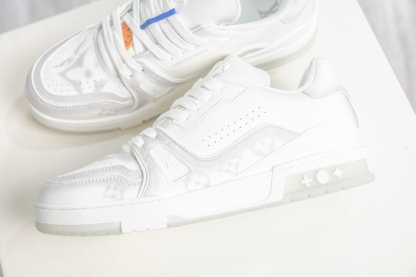 Louis Vuitton Trainer 系列板鞋 
Size：36 37 38 39 40 41 42 43 44 45 (偏大一碼）