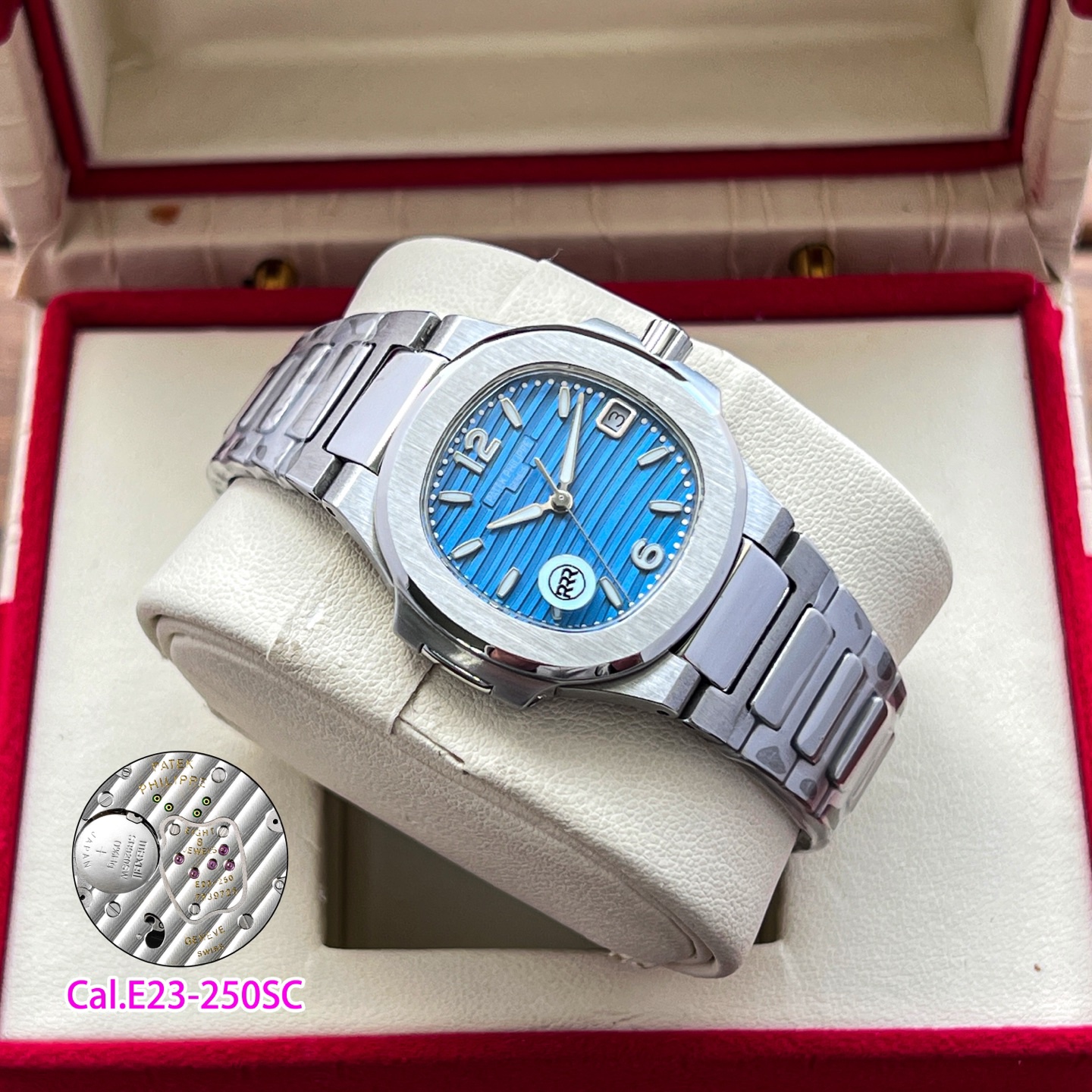 RRR廠聯合瑞士設計師耗時兩年，重金打造天花板PP鸚鵡螺7010系列！原版起模還原數據，達到1：1精細對版。
亮點1️⃣
秒殺市面絕大多數石英女表，搭載🫱🏻🫱🏻（瑞士原裝Cal.E 23-250SC機芯）🫲🏻🫲🏻絕無僅有！0誤差0故障。
亮點2️⃣
字面採用瑞士鋁酸鍶鹽（無放射性）夜光塗層工藝，結合光學塗層增強吸光效率，延長余暉時間，還原原版姿態，讓佩戴者在夜晚更顯靚麗。

