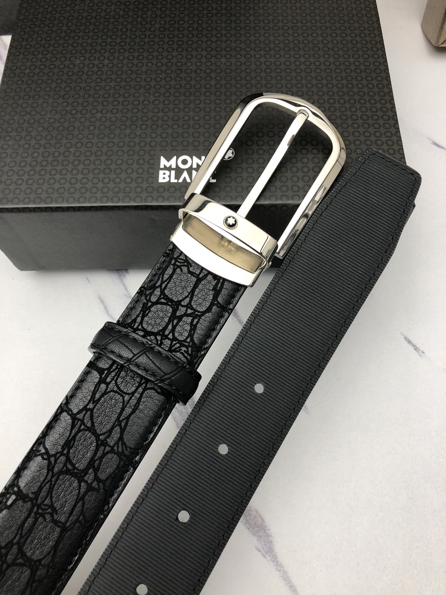 萬寶龍：原單頭層牛皮燙印花紋，內襯頭層壓橫紋牛皮底，營造織紋外觀。飾以標誌原單扣。專櫃寬度3.5