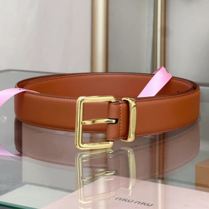 這款皮革腰帶設計簡約而優雅，腰帶環伴以Miu Miu徽標。雙面進口小牛皮 金屬搭扣 腰帶環飾激光雕刻徽標
寬度: 3.5cm
