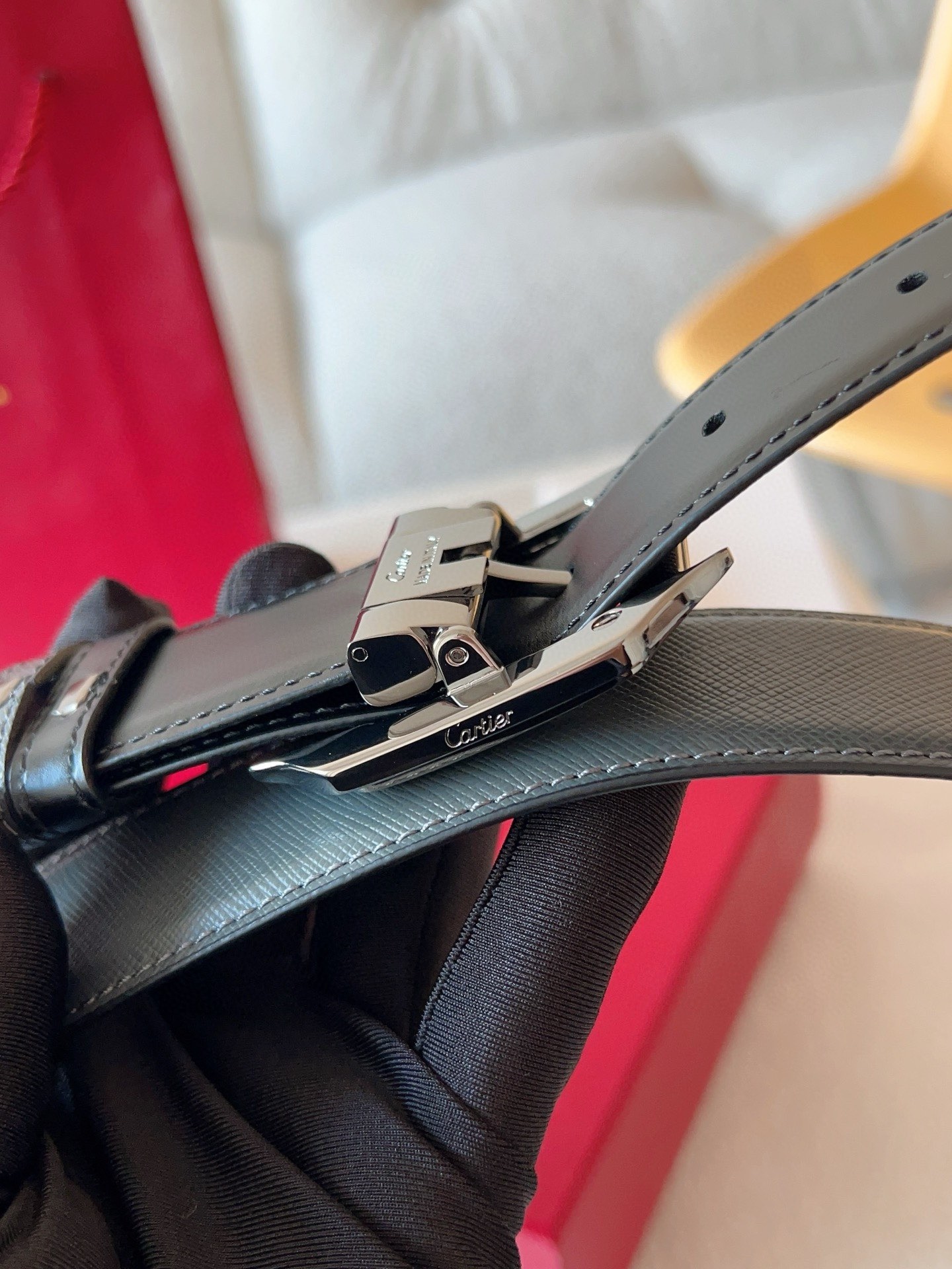 
Cartier（卡地亞）憑借匠心傑作展現與眾不同的美感，融合精湛工藝與經典設計，演繹雋永風格；瀟灑不羈，果敢獨立！此款式易搭配服飾；休閒正裝兩相宜。皮帶寬度：35mm