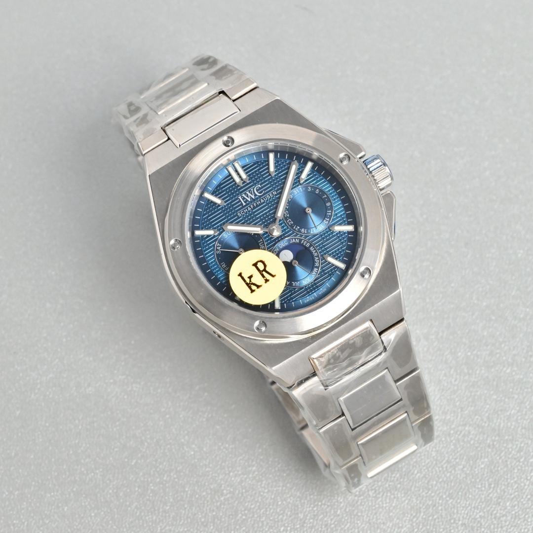 KR新品  萬國工程師系列萬年曆腕表，復刻界最複雜的腕表，所有功能同步原裝，所有功能調節通過把頭控制.
1⃣️【功能介紹】3點鐘位置顯示日曆，9點鐘位置顯示星期，6點鐘月份月相指針顯示。

2⃣️【做工精細】外殼採用原版同樣的三件套結構，中間拉絲，上下殼為拋光，鏡面採用高成本的鍋蓋形藍寶石，使其質感提升。

3⃣️【機芯性能】尺寸41.6mm,機芯採用天津機芯改82600，高效穩定，動力時間長達72小時以上，進行加裝複雜的萬年曆模塊，而且同步所有功能實現同步原裝通過把頭調節。

