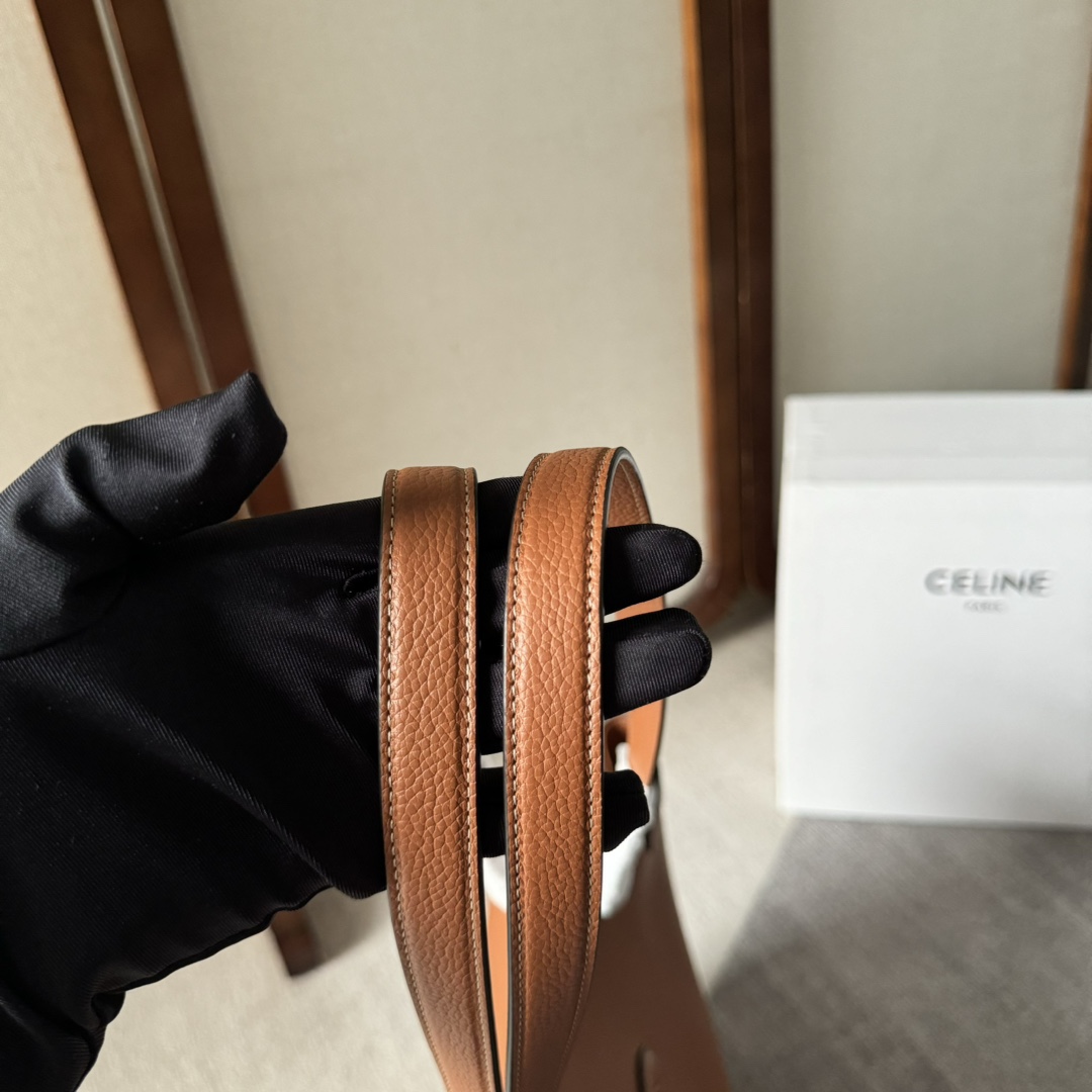 CELINE  24夏季新款Cabas 托特包👜
高級百搭又實用/購物袋的款式
展現著簡約美學和實用性～❤️
大容量設計～無論是日常出街還是通勤 都能輕鬆裝下各種物品～袋口可自主調節大小🌹
款號 116853 尺寸：54*29*15cm