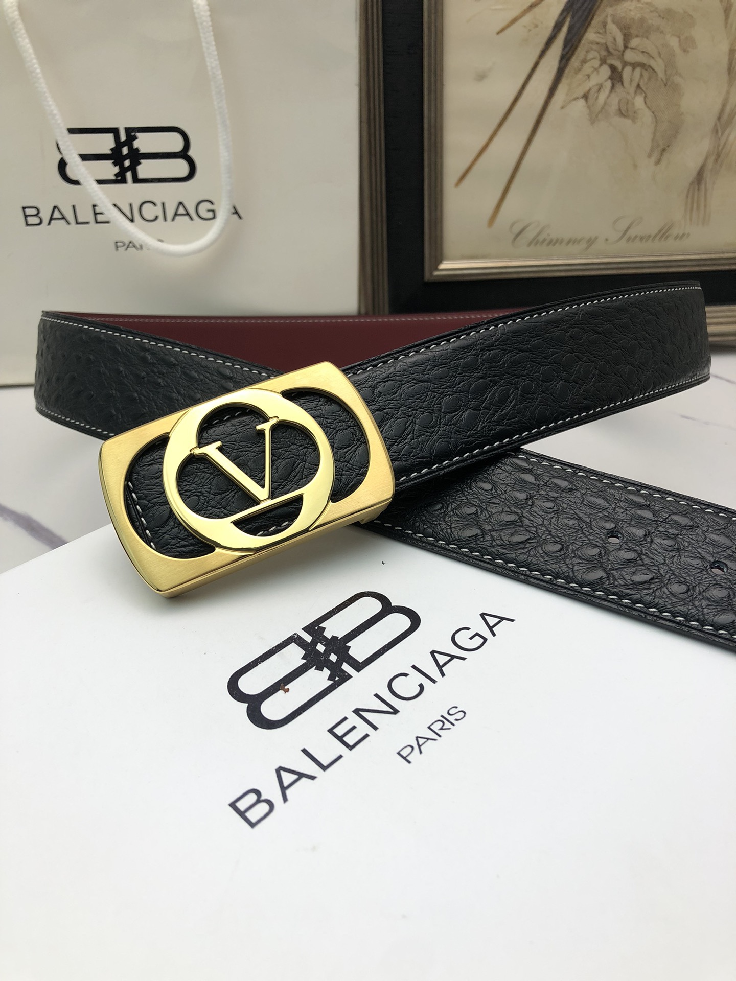 華倫天奴：原單頭層牛皮駝鳥花紋，內襯頭層壓橫紋牛皮底，營造織紋外觀。飾以標誌原單扣。專櫃寬度4.0