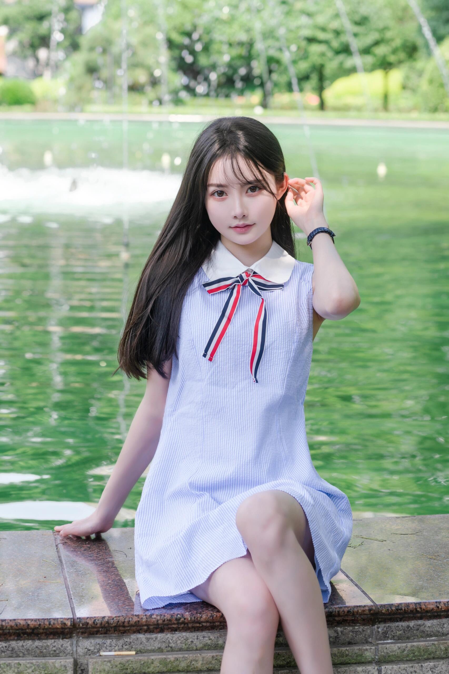 🔝Thom Browne TB 蝴蝶結條紋連衣裙
襯衫裙學院風，領口採用娃娃領設計，三色織帶可以前後裝飾，YB購買對版對標出版，定制面料，區別市場通貨。
尺碼：1 2 3