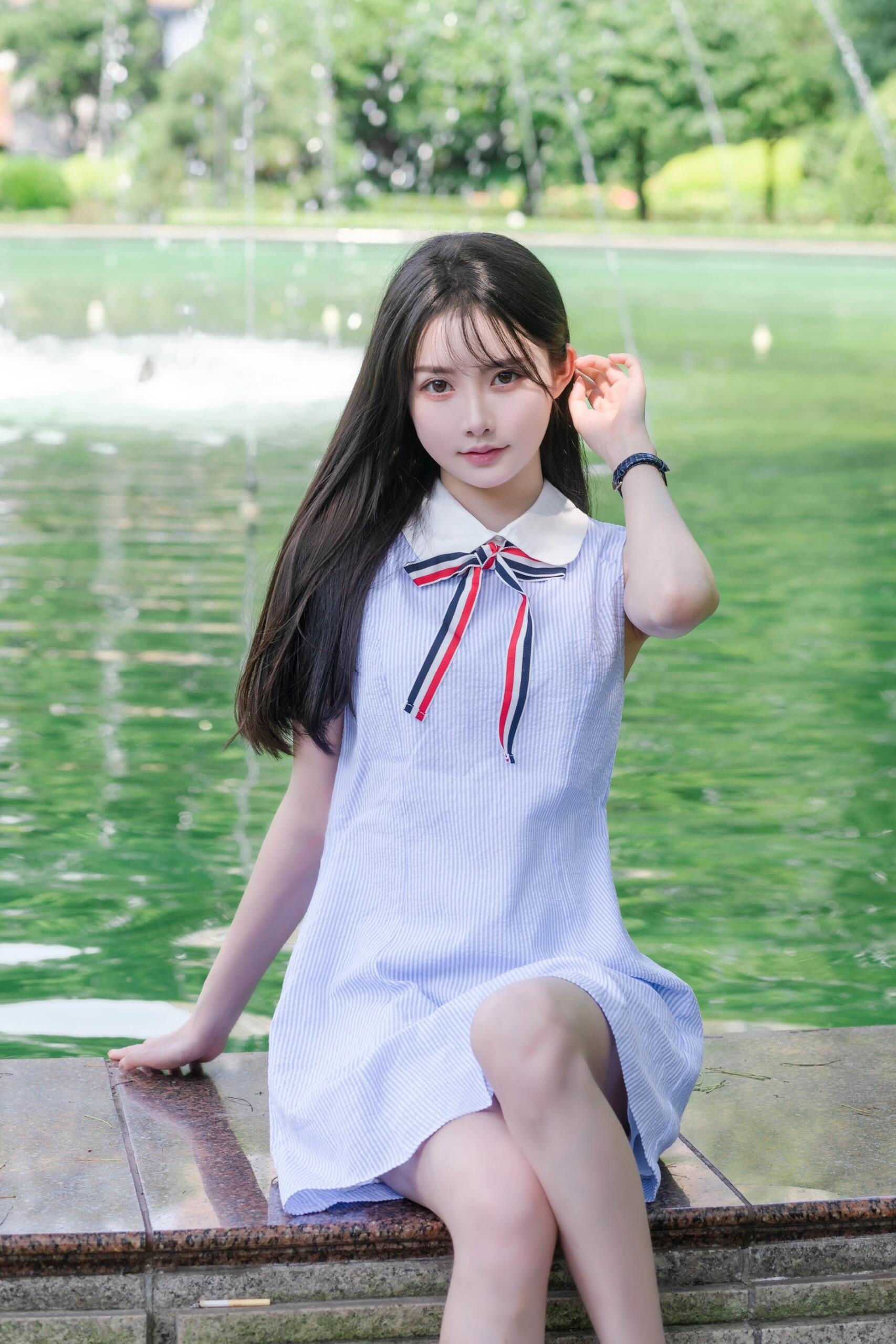 🔝Thom Browne TB 蝴蝶結條紋連衣裙
襯衫裙學院風，領口採用娃娃領設計，三色織帶可以前後裝飾，YB購買對版對標出版，定制面料，區別市場通貨。
尺碼：1 2 3