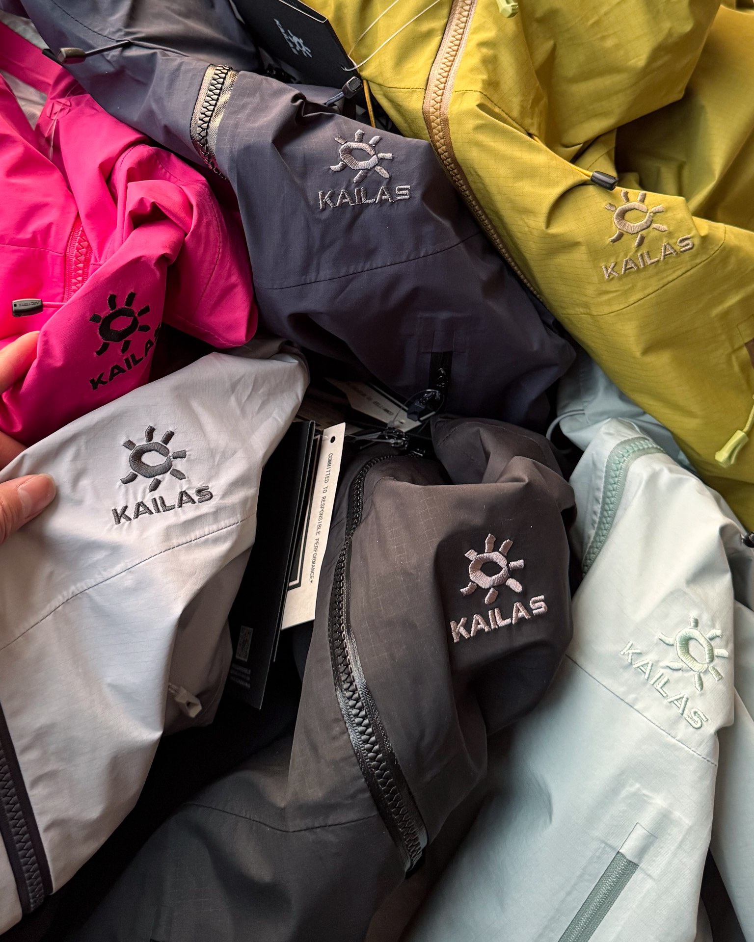 KAILAS凱樂石博格達衝鋒衣！防風防水透氣保溫，六色可選！面料採用與100D Gore-Tex Pro同級防護科技，人性化剪裁設計立體剪裁在肩部、肘部預留充足活動空間，背負重包時也不會束縛動作。風帽後側設有抽繩調節系統，暴雨時收緊可防止雨水糊臉；袖口採用鈎環固定，大幅活動時不易移位。透氣與輕量平衡腋下雙拉鍊設計能在運動時形成有效通風。整體重量控制得當，長途徒步不會造成負擔。可拆卸內膽：三合一設計最驚喜的是羽絨內膽
羽絨內膽特別輕便，保暖效果很好；可拆卸，很方便穿脫，拆掉羽絨內膽，就是一件風殼