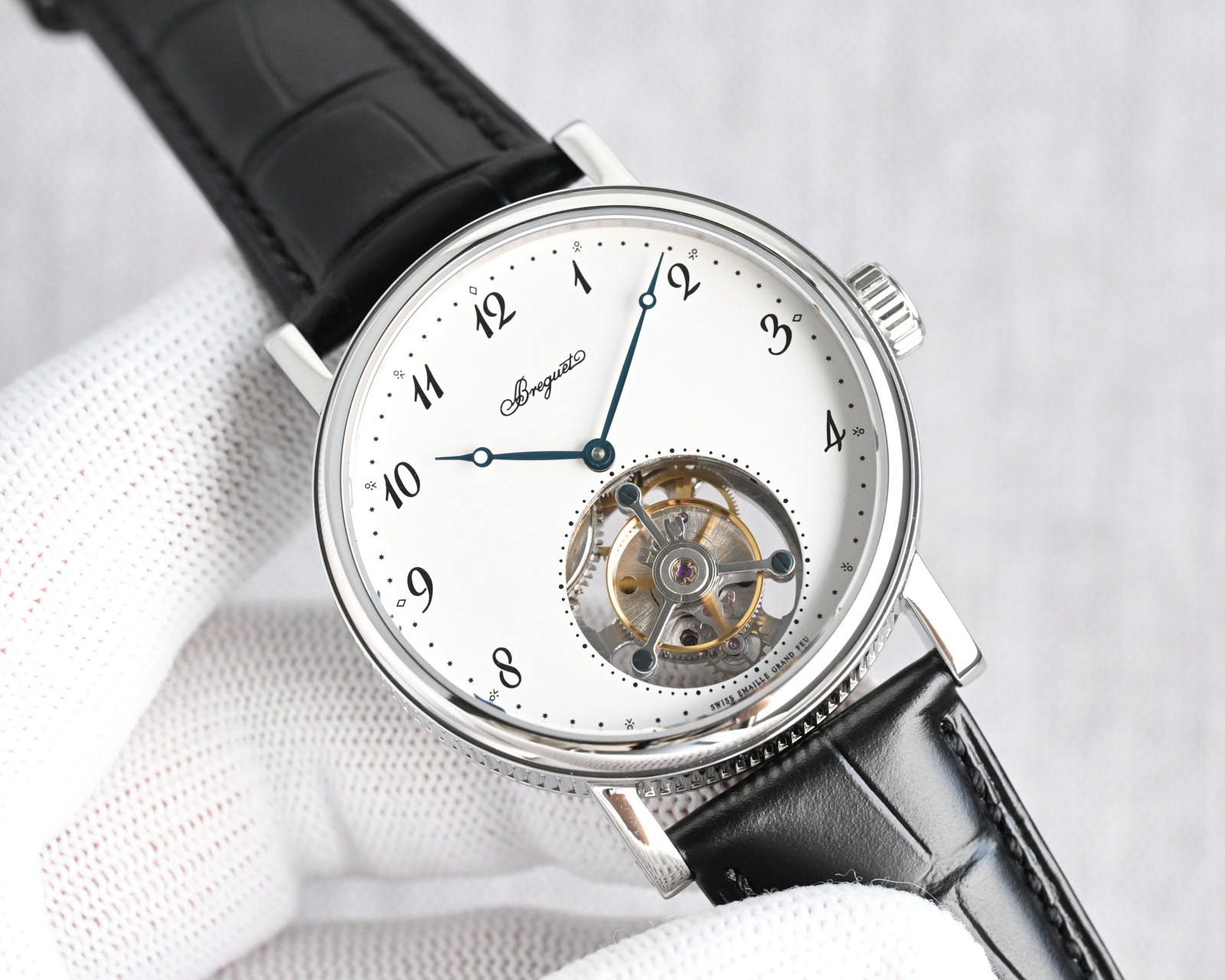 TW Factory  224年前，阿伯拉罕-路易·寶璣 🏅️KF1 先生在他所創立的巴黎鐘錶堤岸制表工坊中，寶肌 創造了制表史上令無數人贊嘆的陀飛輪調速裝置。這一無比複雜的精密機構彰顯了寶璣先生卓然超群的遠見與創想，時至今日仍對高級制表業有著重要意義。至今，陀飛輪的作用和意義已不僅是提高走時的精准度，📸而是譜寫了制表領域的輝煌篇章。寶璣陀飛輪時計臻品在百年徵程中不斷創新，超越自我，集精湛機械製造技藝與深厚美學原理於一身，創制出演繹複雜迷人的機械世界。腕表的表冠上刻有著名的寶璣品牌標誌