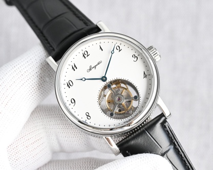 TW Factory  224年前，阿伯拉罕-路易·寶璣 🏅️KF1 先生在他所創立的巴黎鐘錶堤岸制表工坊中，寶肌 創造了制表史上令無數人贊嘆的陀飛輪調速裝置。這一無比複雜的精密機構彰顯了寶璣先生卓然超群的遠見與創想，時至今日仍對高級制表業有著重要意義。至今，陀飛輪的作用和意義已不僅是提高走時的精准度，📸而是譜寫了制表領域的輝煌篇章。寶璣陀飛輪時計臻品在百年徵程中不斷創新，超越自我，集精湛機械製造技藝與深厚美學原理於一身，創制出演繹複雜迷人的機械世界。腕表的表冠上刻有著名的寶璣品牌標誌