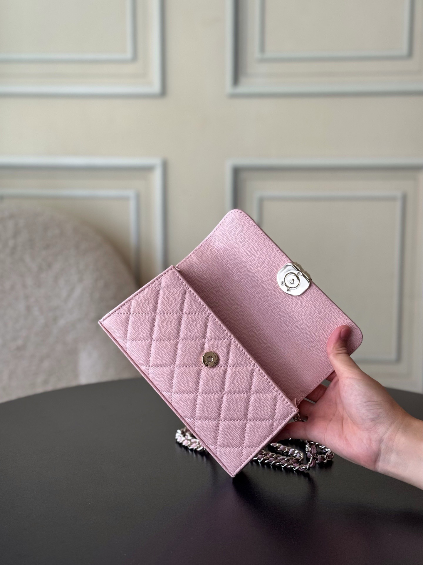 Chanel 25S 新款本季 最火的小球牛皮Kelly 手柄包
這顆絕對是黑馬
第一眼看到就深深愛上💕
顏值不必說 直接閉眼入不會錯
很好打理 也是百搭型
實現了單背斜挎腋下背手拎的效果📷
簡直就是福音〰️
很精緻 值得珍藏🔝

五金：全鋼18K淺金
皮料：獨家Haas小牛皮
尺寸：𝟏8*𝟏0*4.𝟓 𝚌𝚖
型號：AS3238