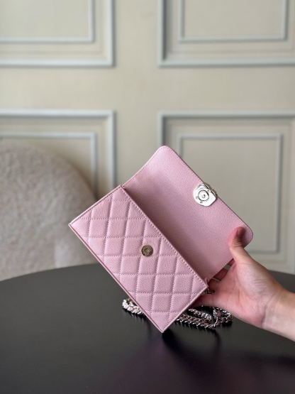 Chanel 25S 新款本季 最火的小球牛皮Kelly 手柄包
這顆絕對是黑馬
第一眼看到就深深愛上💕
顏值不必說 直接閉眼入不會錯
很好打理 也是百搭型
實現了單背斜挎腋下背手拎的效果📷
簡直就是福音〰️
很精緻 值得珍藏🔝

五金：全鋼18K淺金
皮料：獨家Haas小牛皮
尺寸：𝟏8*𝟏0*4.𝟓 𝚌𝚖
型號：AS3238