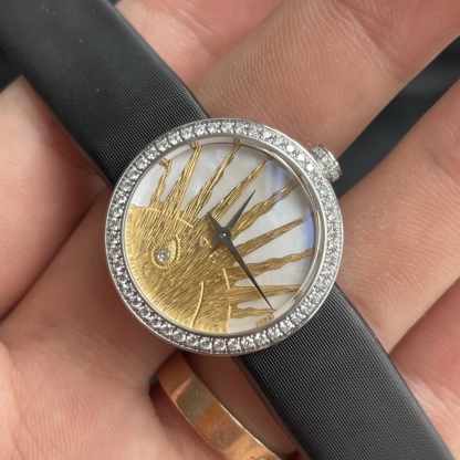 迪奧 今年最火的女表！LA D DE DIOR ROSE CÉLESTE 腕表，光看名字就不簡單！正面珍珠貝母底座，黃金雕琢的太陽圖案，背殼是拋光彎月圖案以及三顆鑲嵌鑽石的璀璨星辰。石英機芯，錶盤直徑25㎜，日常防水30米，沒太多功能，本身就是時裝表，你把它看作一個飾品就行。