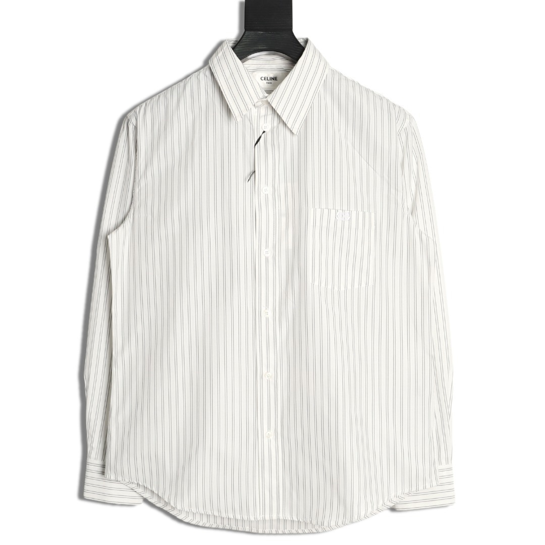 🔝CELINE賽琳CE 凱旋門竪條紋刺繡長袖襯衫
採用100%天然棉花纖維，無任何化纖混紡，從源頭確保面料的純淨度。棉纖維內部的中空結構形成天然“空氣通道”，使面料具備優異的透氣性。空氣可自由流通於纖維間隙，快速排出體表濕氣與熱量，即使長時間穿著也能保持乾爽，避免悶熱黏膩感。同時吸濕性遠超合成纖維。當人體出汗時，面料能迅速吸收汗液並擴散至表面，通過空氣流動加速蒸發，實現“吸濕-釋放”的動態平衡，保持肌膚乾爽舒適。
繡花機以棉線勾勒標誌，針腳細密均勻，確保線條流暢清晰，形成飽滿的立體肌理。刺繡