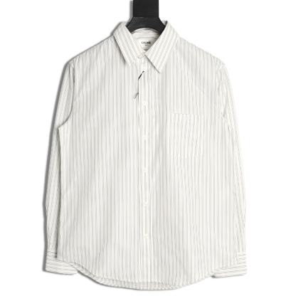 🔝CELINE賽琳CE 凱旋門竪條紋刺繡長袖襯衫
採用100%天然棉花纖維，無任何化纖混紡，從源頭確保面料的純淨度。棉纖維內部的中空結構形成天然“空氣通道”，使面料具備優異的透氣性。空氣可自由流通於纖維間隙，快速排出體表濕氣與熱量，即使長時間穿著也能保持乾爽，避免悶熱黏膩感。同時吸濕性遠超合成纖維。當人體出汗時，面料能迅速吸收汗液並擴散至表面，通過空氣流動加速蒸發，實現“吸濕-釋放”的動態平衡，保持肌膚乾爽舒適。
繡花機以棉線勾勒標誌，針腳細密均勻，確保線條流暢清晰，形成飽滿的立體肌理。刺繡