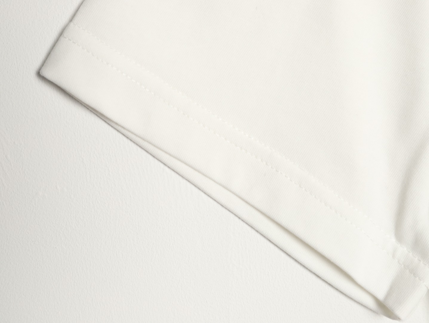 🔝LOUIS VUITTON LV 亮片字母特種刺繡短袖T恤
正品購入，26支雙紗全棉精梳棉220克，1*1索羅娜羅紋280克，特種刺繡，面料酵洗，定制亮片、章仔、商標，合身版型
B Size：S-XL