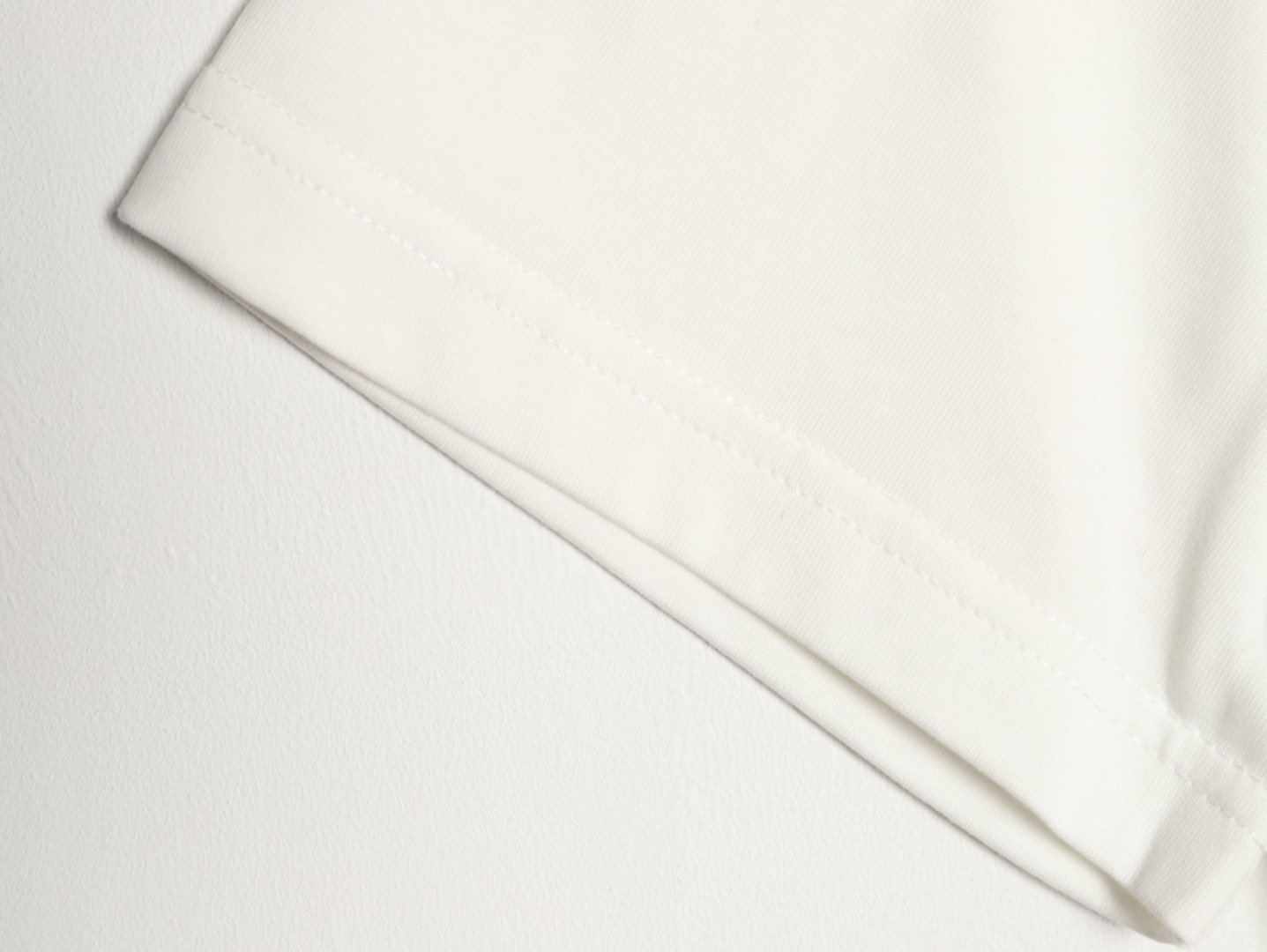 🔝LOUIS VUITTON LV 亮片字母特種刺繡短袖T恤
正品購入，26支雙紗全棉精梳棉220克，1*1索羅娜羅紋280克，特種刺繡，面料酵洗，定制亮片、章仔、商標，合身版型
B Size：S-XL