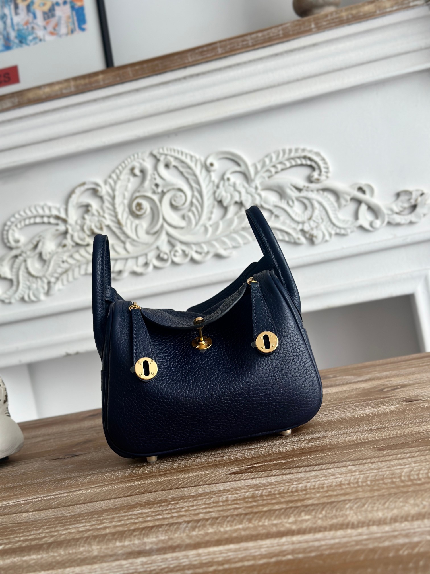 琳迪lindy 19cm	
Tc皮 蜜蠟線半手工縫製
lindy19保留了琳迪包所有細節的完整設計，側口袋、拉鍊等全部都是經典的設計√
這只小可愛暴擊了多少人的少女心