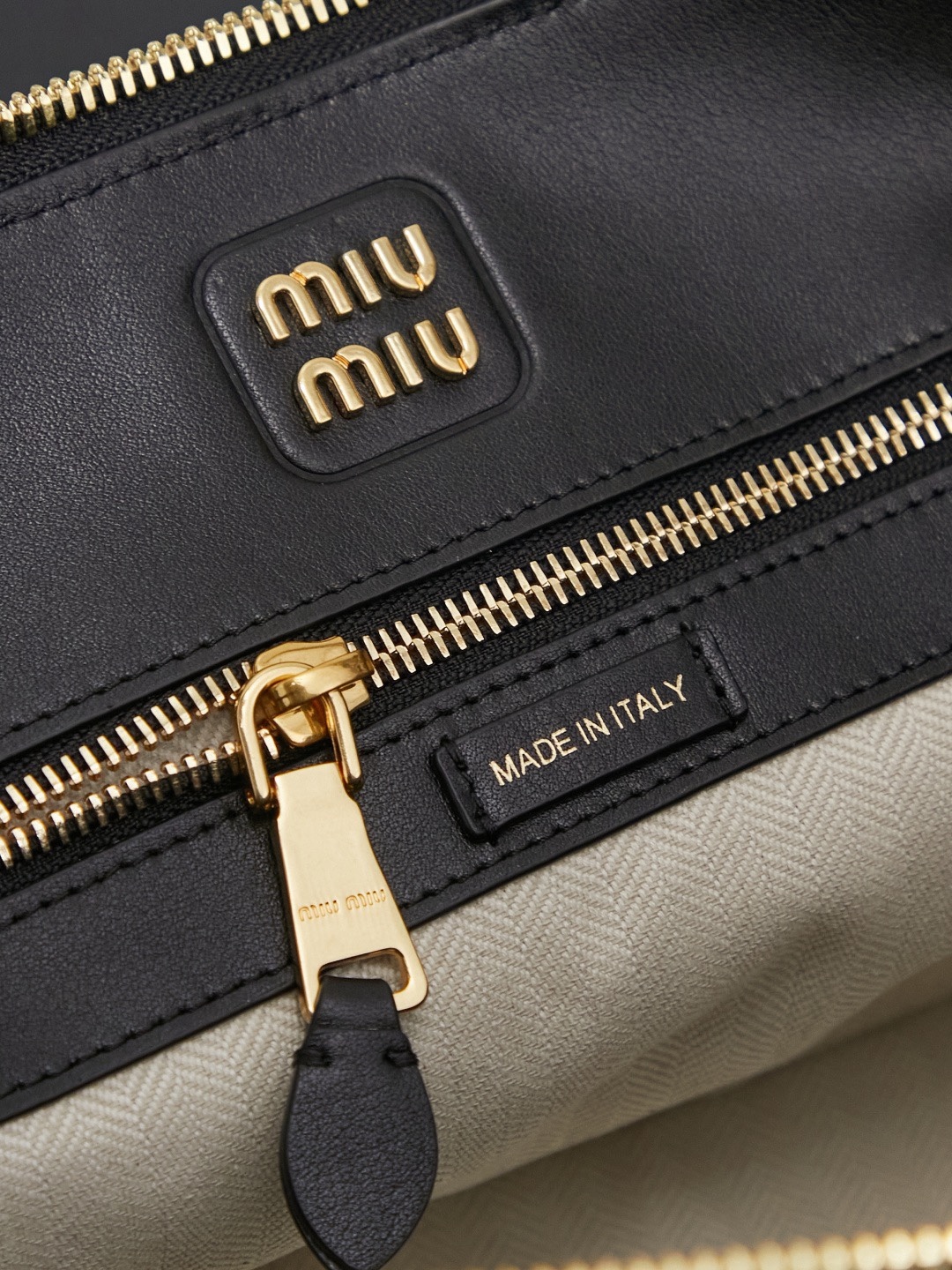 新品贝壳包，简便设计延续Miu慵懒美式老钱的风格，采用顶级进口小牛皮，质感高级柔软，两边弧度设计更具造型感，拉链拉开秒变大托特，长手柄设计实用性更强，可腋下可手提，造型简约潇洒随意，容量超大，上班通勤，逛街出游都是绝佳的选择，内里全新麻布里，配拉链式口袋
