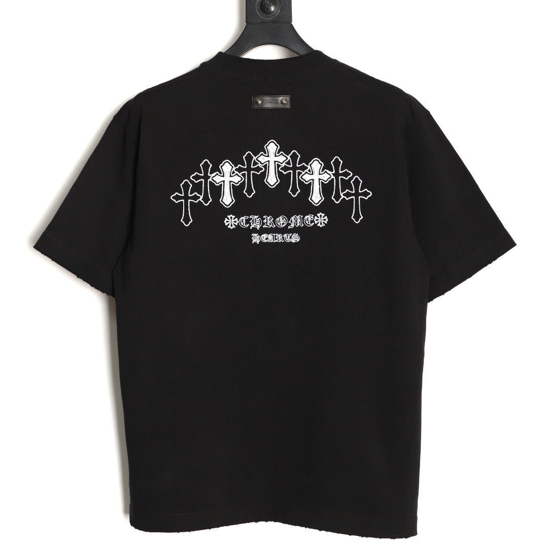 CHROME HEARTS克羅心CH 26ss 梵文十字架刺繡短袖T恤
No.1的質量 真正天花板品質，正確320g定織定染雙紗面料 柔軟舒適，成衣洗水 定染螺紋 無色差 不變形 手工磨爛超重工藝。螺紋領口均為克某心原領口 高包裹度 領口寬度和櫃櫃精確到毫米 厚領口不易變形，注意做工 領口處針腳 無折疊 順暢自然沒重疊線 真正還原 這是多少人都做不到的 ，區別市場通貨!
M1 Size: S-XL