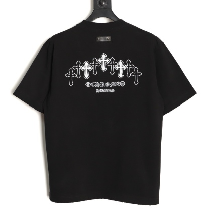 CHROME HEARTS克羅心CH 26ss 梵文十字架刺繡短袖T恤
No.1的質量 真正天花板品質，正確320g定織定染雙紗面料 柔軟舒適，成衣洗水 定染螺紋 無色差 不變形 手工磨爛超重工藝。螺紋領口均為克某心原領口 高包裹度 領口寬度和櫃櫃精確到毫米 厚領口不易變形，注意做工 領口處針腳 無折疊 順暢自然沒重疊線 真正還原 這是多少人都做不到的 ，區別市場通貨!
M1 Size: S-XL