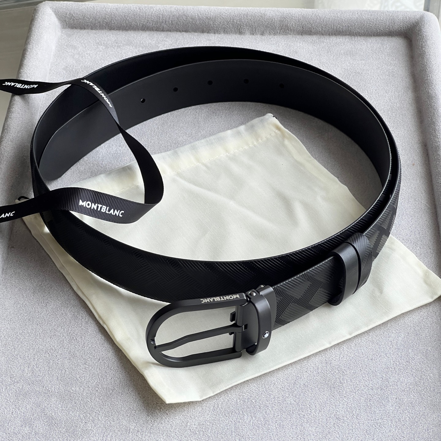 風尚系列馬蹄形帶扣經典黑腰帶 35毫米
作為所有造型的可靠伴侶，這款3.5cm腰帶採用醒目的萬寶龍風尚3.0印花皮革製成，搭配黑色馬蹄形帶扣，飾以橡膠塗層和精美的萬寶龍品牌六角白星標識。黑色萬寶龍風尚牛皮 皮革圖案 帶扣飾有萬寶龍品牌六 白星標識 搭扣裝置 易開啓裝置，可調節皮帶長度 主要顏色
黑色
搭扣類型
針扣式表扣