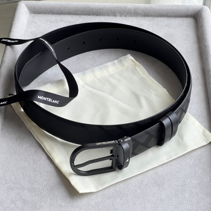 風尚系列馬蹄形帶扣經典黑腰帶 35毫米
作為所有造型的可靠伴侶，這款3.5cm腰帶採用醒目的萬寶龍風尚3.0印花皮革製成，搭配黑色馬蹄形帶扣，飾以橡膠塗層和精美的萬寶龍品牌六角白星標識。黑色萬寶龍風尚牛皮 皮革圖案 帶扣飾有萬寶龍品牌六 白星標識 搭扣裝置 易開啓裝置，可調節皮帶長度 主要顏色
黑色
搭扣類型
針扣式表扣